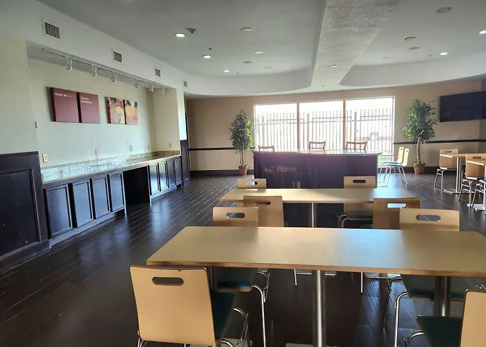 Days Inn & Suites By Wyndham Houston / West Energy Corridor